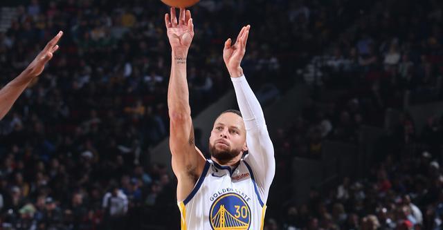 进攻层次性！詹姆斯跳投被马威盖 艾顿二次进攻得分（攻势层层推进！詹姆斯跳投遭马威封盖，艾顿二次进攻打成）