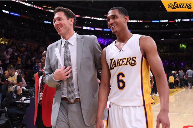 葡萄牙总统为C罗发声：天才都有自己的性格，我们欠他太多（葡萄牙总统力挺C罗：天才各有个性，我们欠他良多）