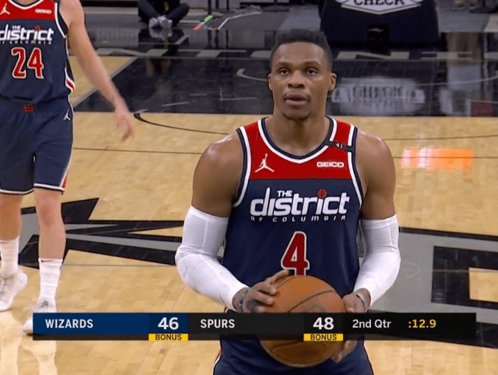 名记：字母哥即将得到3亿美元续约，各队高管对此有些犹豫（名记：字母哥或将达成3亿美元续约，多队高管态度谨慎）