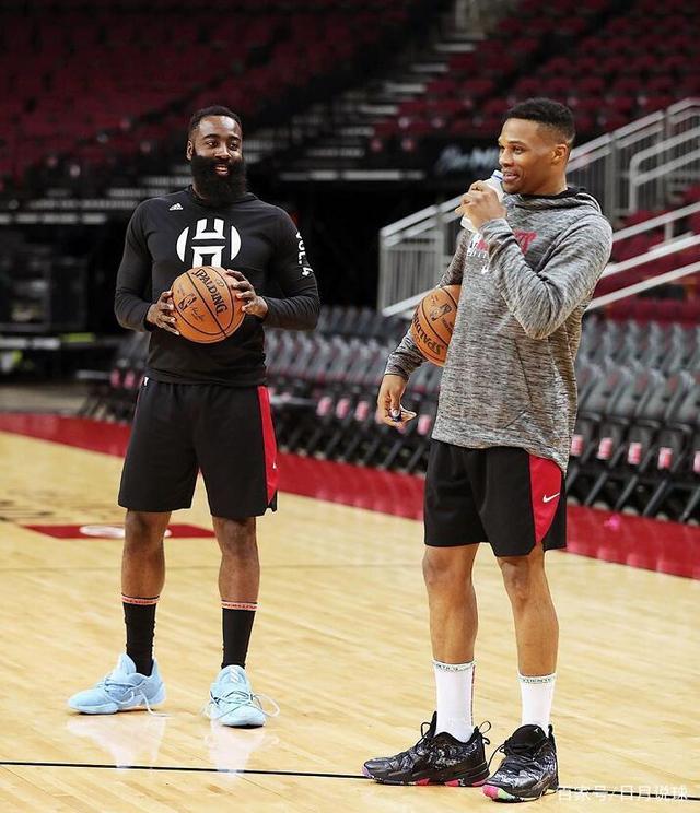 早报：拜仁的四线一十六胜，在我的肩膀上扛着！（晨报：拜仁四线齐进豪取16连胜，一切都扛在我肩上！）